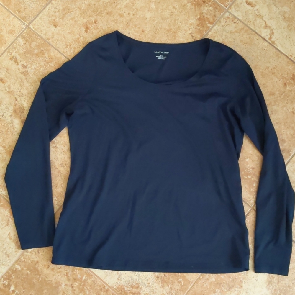 Scoop neck navy long-sleeved T